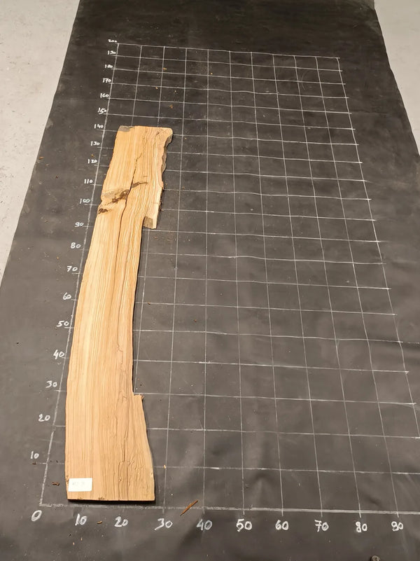 Planche en bois d'olivier rabotée 135×30 cm à bord naturel — pièce unique (P37)