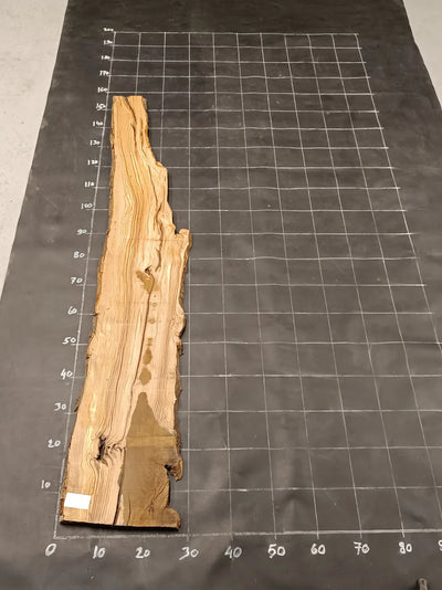 Planche en bois d'olivier rabotée 175×30 cm à bord naturel — pièce unique (P13)