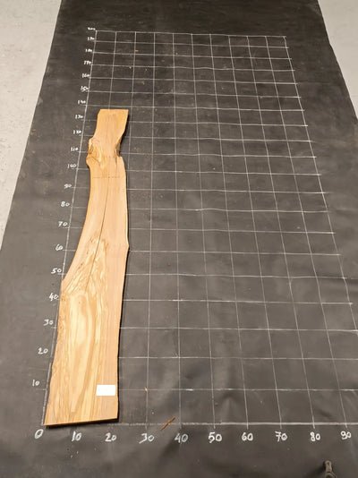 Planche en bois d'olivier rabotée 180×28 cm à bord naturel — pièce unique (P33)