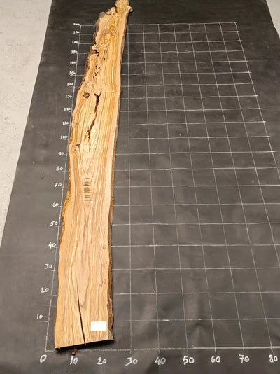 Planche en bois d'olivier rabotée 185×28 cm à bord naturel — pièce unique (P09)
