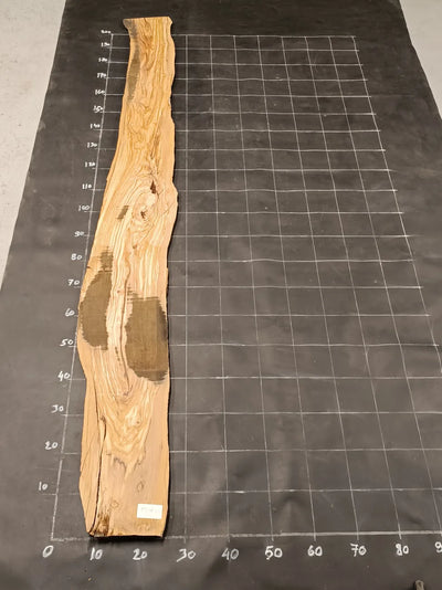 Planche en bois d'olivier rabotée 185×35 cm à bord naturel — pièce unique (P16)