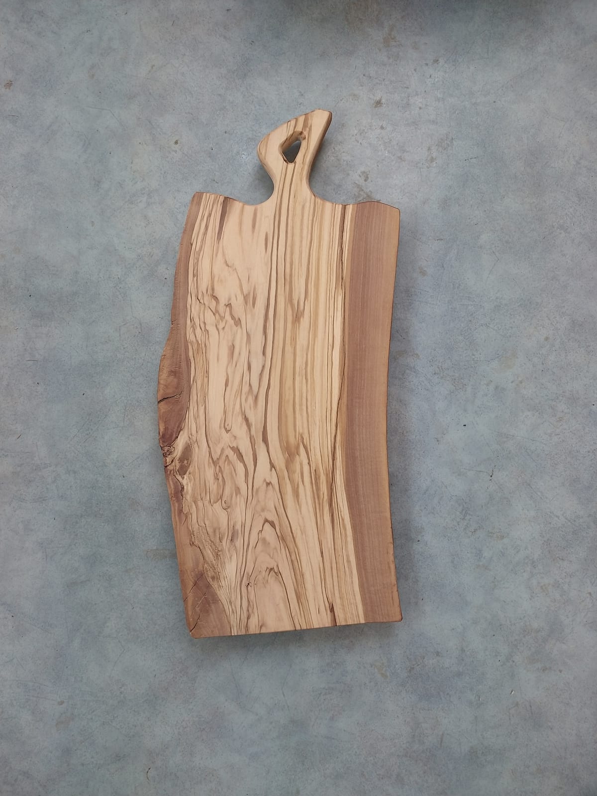 Planche apéro en bois d’olivier à bord naturel