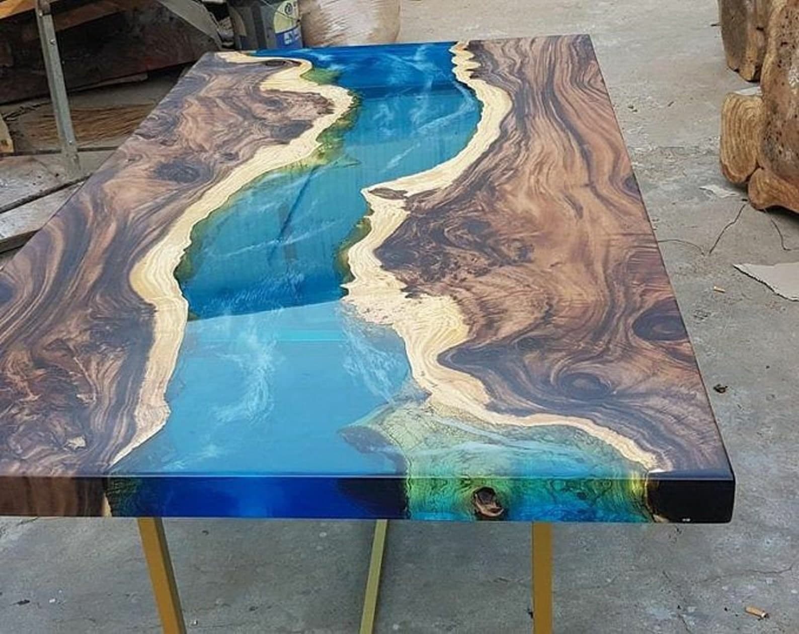 Table résine bleu royal
