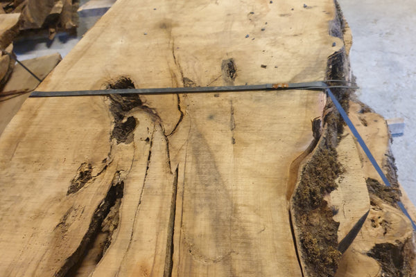 Table rivière en résine époxy réalisée à partir d'un plateau d'olivier de Calabre à bord naturel