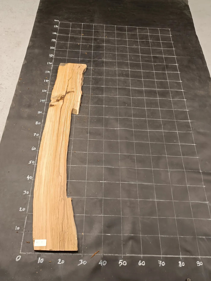 Planche en bois d'olivier rabotée 135×30 cm à bord naturel — pièce unique (P37)