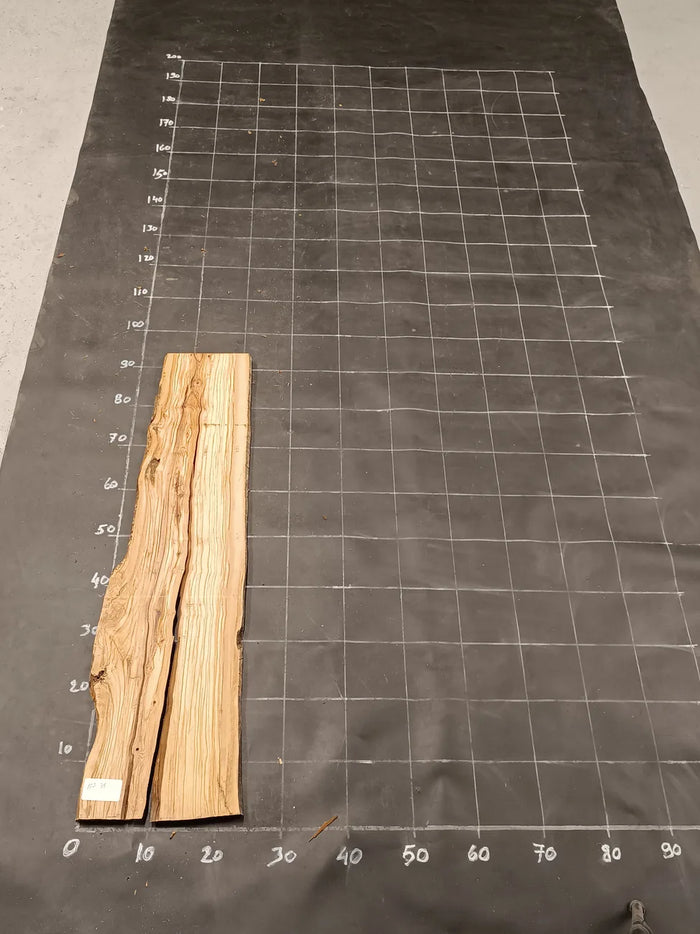 Planche en bois d'olivier rabotée 140×30 cm à bord naturel — pièce unique (P34)