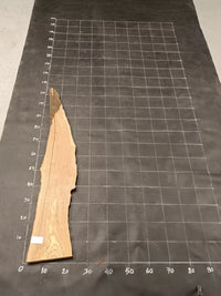 Planche bois d'olivier rabotée 2 cm à bord naturel, 165×30 cm, réf P35, sur tapis quadrillé 10 cm — verso