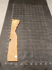 Planche bois d'olivier rabotée 2 cm à bord naturel, 170×30 cm, réf P32, sur tapis quadrillé 10 cm — verso