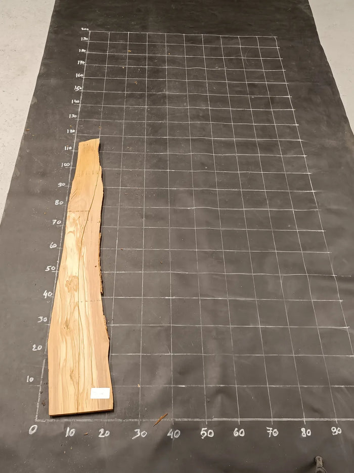 Planche en bois d'olivier rabotée 175×25 cm à bord naturel — pièce unique (P36)