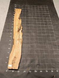 Planche bois d'olivier rabotée 2 cm à bord naturel, 175×32 cm, réf P31, sur tapis quadrillé 10 cm — recto