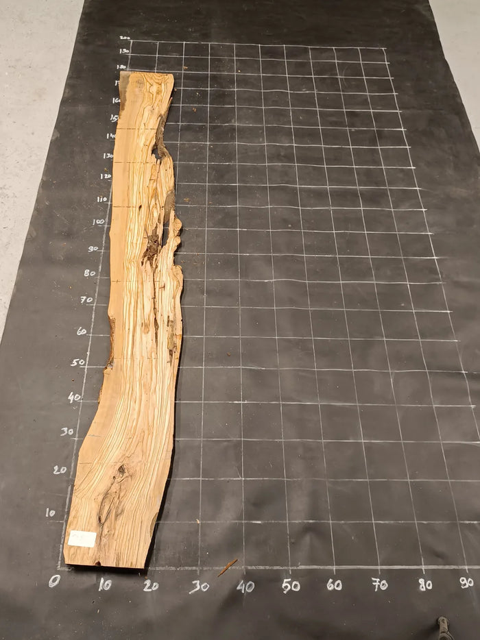 Planche en bois d'olivier rabotée 175×32 cm à bord naturel — pièce unique (P31)
