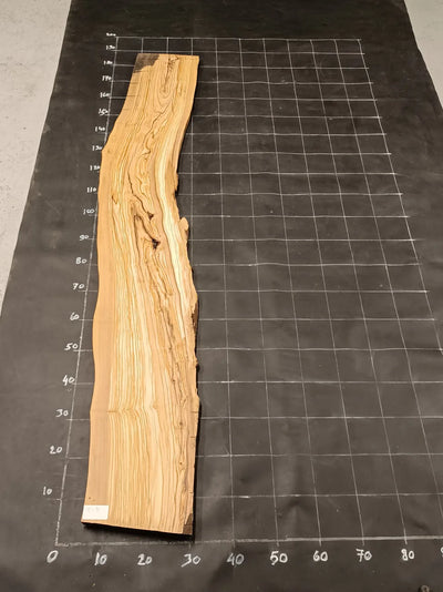 Planche en bois d'olivier rabotée 180×28 cm à bord naturel — pièce unique (P18)
