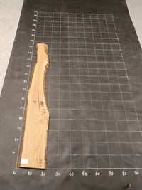 Planche bois d'olivier rabotée 2 cm à bord naturel, 180×28 cm, réf P33, sur tapis quadrillé 10 cm — verso