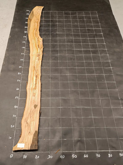 Planche en bois d'olivier rabotée 185×25 cm à bord naturel — pièce unique (P27)