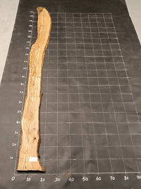 Planche bois d'olivier rabotée 2 cm à bord naturel, 185×25 cm, réf P27, sur tapis quadrillé 10 cm — verso