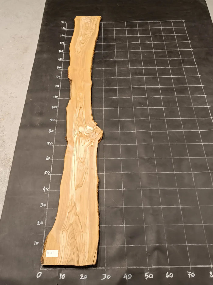 Planche en bois d'olivier rabotée 185×30 cm à bord naturel — pièce unique (P01)