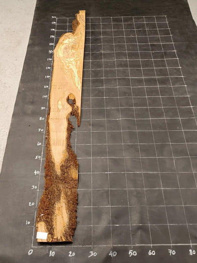 Planche en bois d'olivier rabotée 185×30 cm à bord naturel — pièce unique (P08)