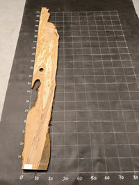 Planche bois d'olivier rabotée 2 cm à bord naturel, 185×30 cm, réf P08, sur tapis quadrillé 10 cm — verso