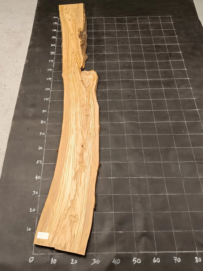 Planche en bois d'olivier rabotée 185×30 cm à bord naturel — pièce unique (P11)