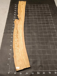 Planche bois d'olivier rabotée 2 cm à bord naturel, 185×30 cm, réf P11, sur tapis quadrillé 10 cm — verso