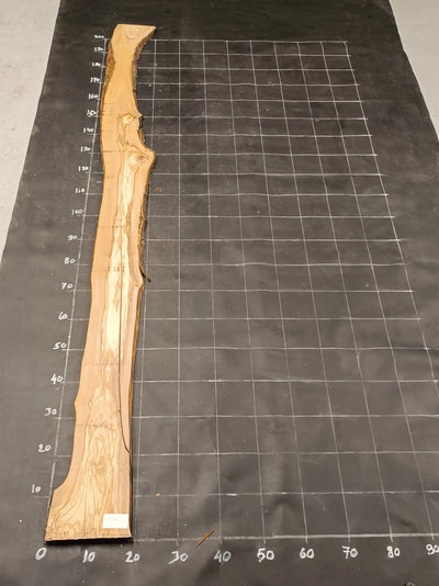 Planche en bois d'olivier rabotée 185×30 cm à bord naturel — pièce unique (P26)