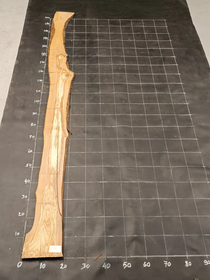 Planche en bois d'olivier rabotée 185×30 cm à bord naturel — pièce unique (P26)