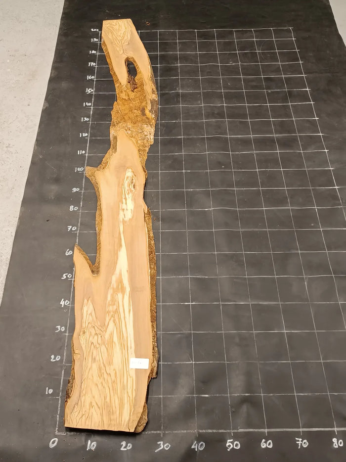 Planche en bois d'olivier rabotée 185×32 cm à bord naturel — pièce unique (P10)
