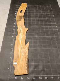 Planche bois d'olivier rabotée 2 cm à bord naturel, 185×32 cm, réf P10, sur tapis quadrillé 10 cm — verso