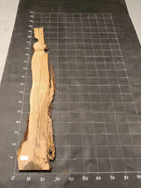 Planche bois d'olivier rabotée 2 cm à bord naturel, 185×32 cm, réf P30, sur tapis quadrillé 10 cm — verso