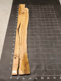Planche bois d'olivier rabotée 2 cm à bord naturel, 190×30 cm, réf P03, sur tapis quadrillé 10 cm — verso