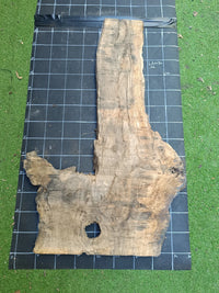 Plateau bois d'olivier brut à bord vivant 140×70 cm, réf N°005, sur tapis quadrillé 10 cm — verso