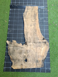 Plateau bois d'olivier brut à bord vivant 140×80 cm, réf N°008, sur tapis quadrillé 10 cm — verso