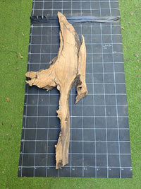 Plateau bois d'olivier brut à bord vivant 140×30 cm, réf N°009, sur tapis quadrillé 10 cm — verso