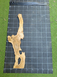 Plateau bois d'olivier brut à bord vivant 200×30 cm, réf N°011, sur tapis quadrillé 10 cm — verso