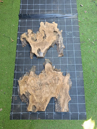 Plateau bois d'olivier brut à bord vivant 140×80 cm, réf N°015, sur tapis quadrillé 10 cm — verso