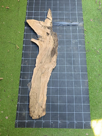 Plateau bois d'olivier brut à bord vivant 160×40 cm, réf N°017, sur tapis quadrillé 10 cm — verso