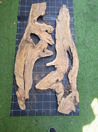 Plateau bois d'olivier brut à bord vivant 170×100 cm, réf N°020, sur tapis quadrillé 10 cm — verso