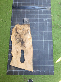 Plateau bois d'olivier brut à bord vivant 100×40 cm, réf N°022, sur tapis quadrillé 10 cm — verso
