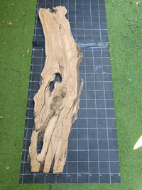 Plateau bois d'olivier brut à bord vivant 190×40 cm, réf N°025, sur tapis quadrillé 10 cm — recto