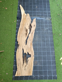 Plateau bois d'olivier brut à bord vivant 150×40 cm, réf N°028, sur tapis quadrillé 10 cm — verso