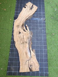 Plateau bois d'olivier brut à bord vivant 200×60 cm, réf N°030, sur tapis quadrillé 10 cm — recto
