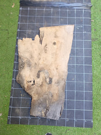 Plateau bois d'olivier brut à bord vivant 110×50 cm, réf N°035, sur tapis quadrillé 10 cm — verso