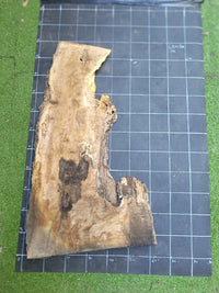 Plateau bois d'olivier brut à bord vivant 110×40 cm, réf N°036, sur tapis quadrillé 10 cm — recto