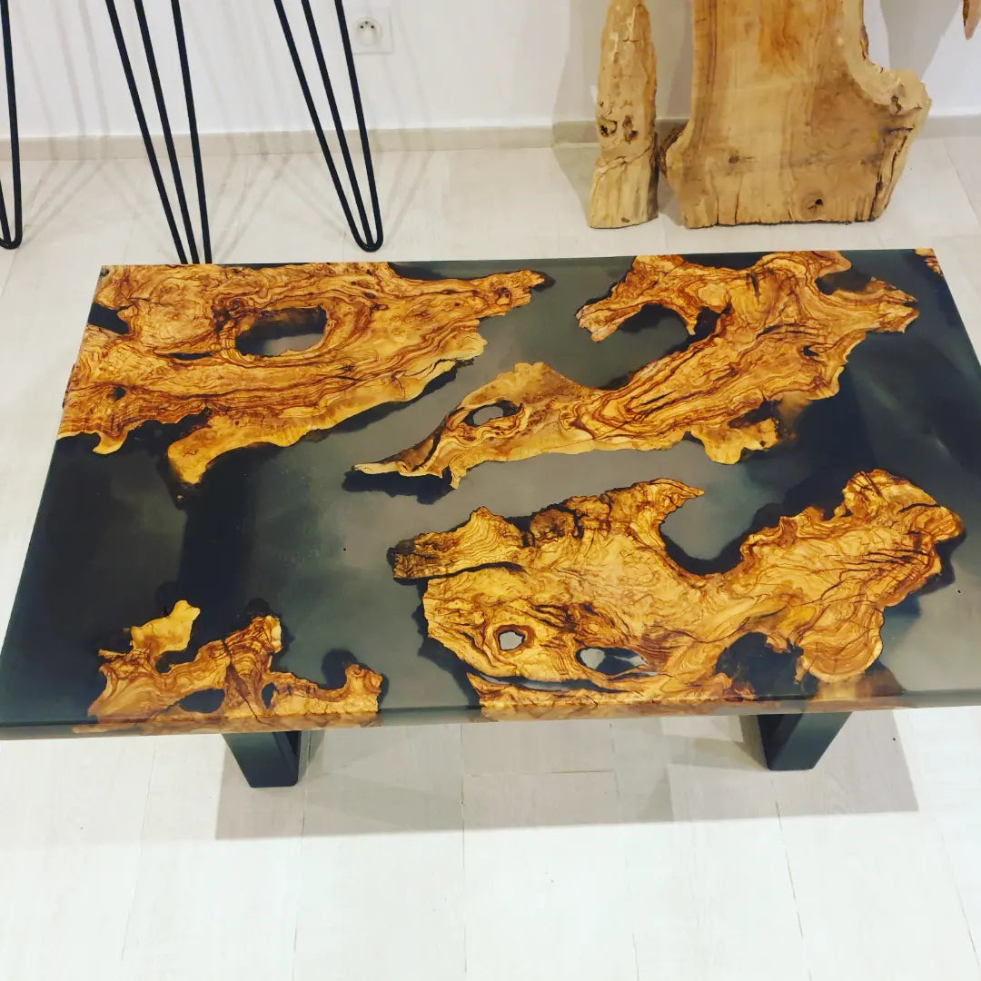 Table basse loupe d’olivier et résine noire