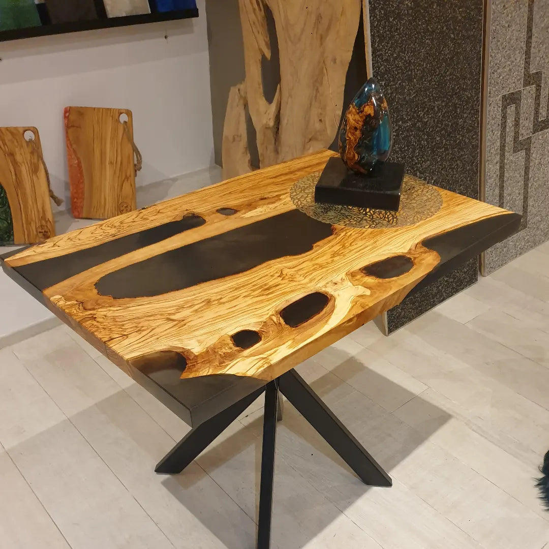 Table en bois d’olivier au showroom